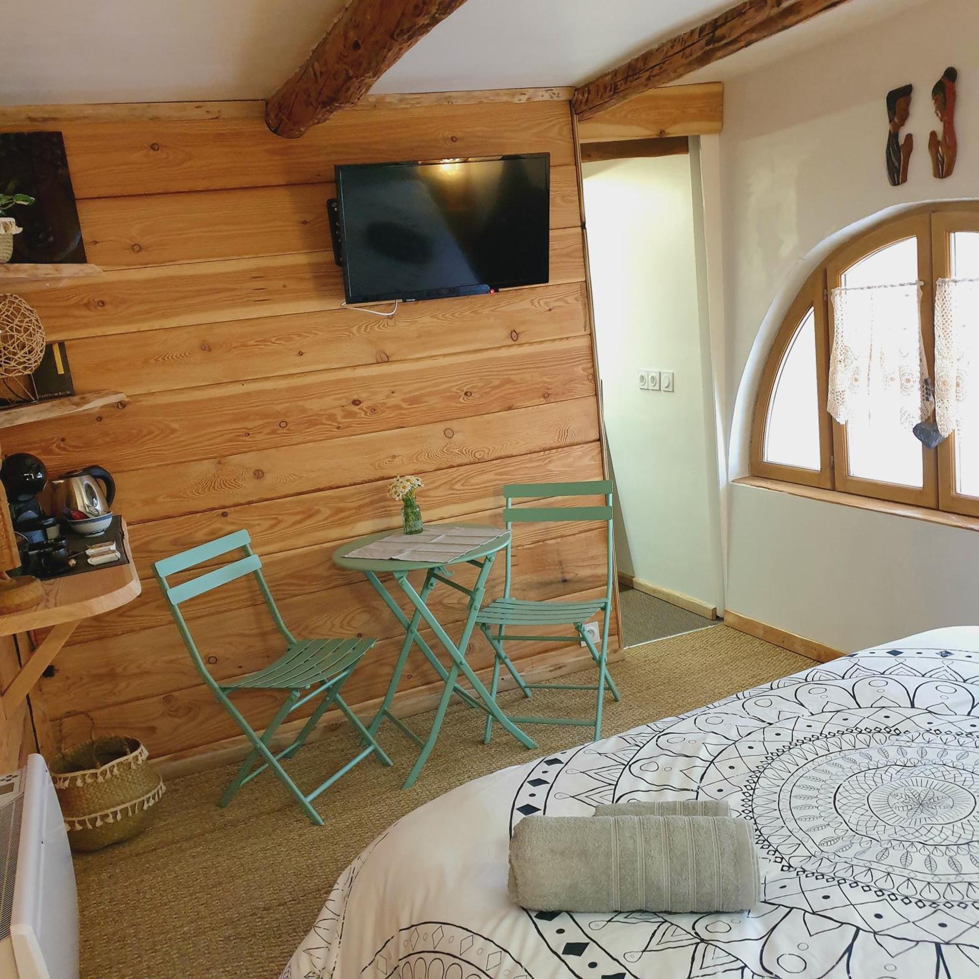 La Maison Basse Saint-Dalmas-le-Selvage Ruang foto
